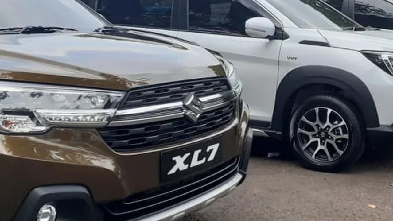 <b>2. Suzuki XL-7 Hybrid<br></b><br>Low SUV ini jadi mobil hybrid kedua terlaris di Indonesia dengan penjualan 6.722 unit. Konsumsi BBM 1:20 km, seperti yang <i>merdeka.com</i> jajal di Yogyakarta.&nbsp;<br>
