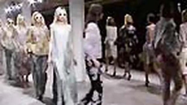 Dries Van Noten Tampilkan Koleksi Terbarunya