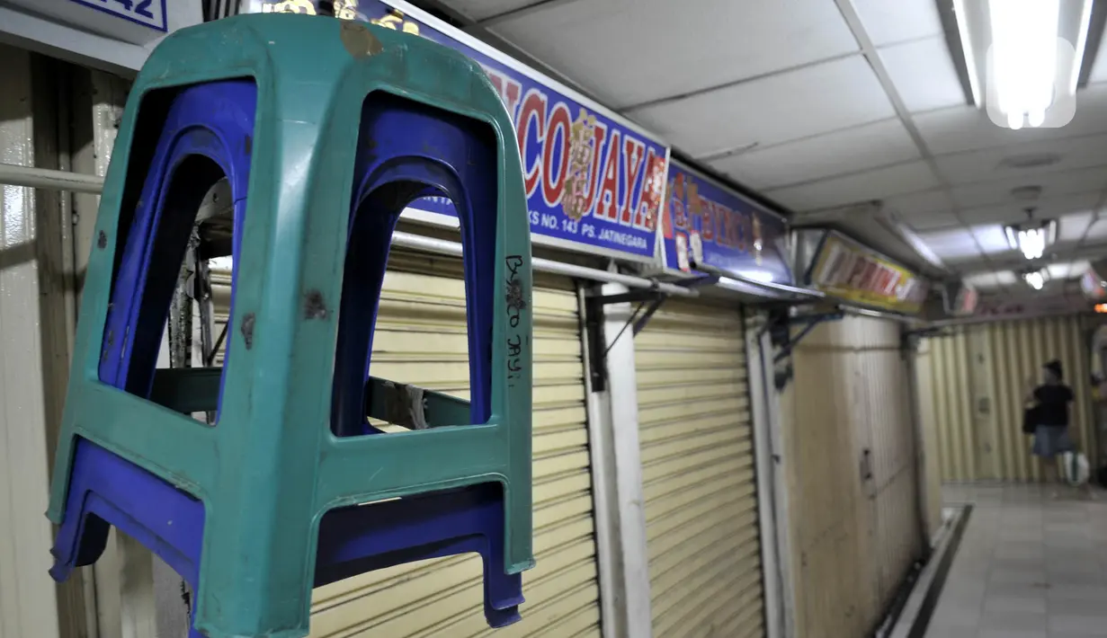 Suasana saat sebagian pertokoan tutup di Pasar Jatinegara, Jakarta, Kamis (26/3/2020). Pedagang yang masih tetap membuka toko pun mengeluh karena penjualan menurun hingga 80 persen. (merdeka.com/Iqbal S. Nugroho)