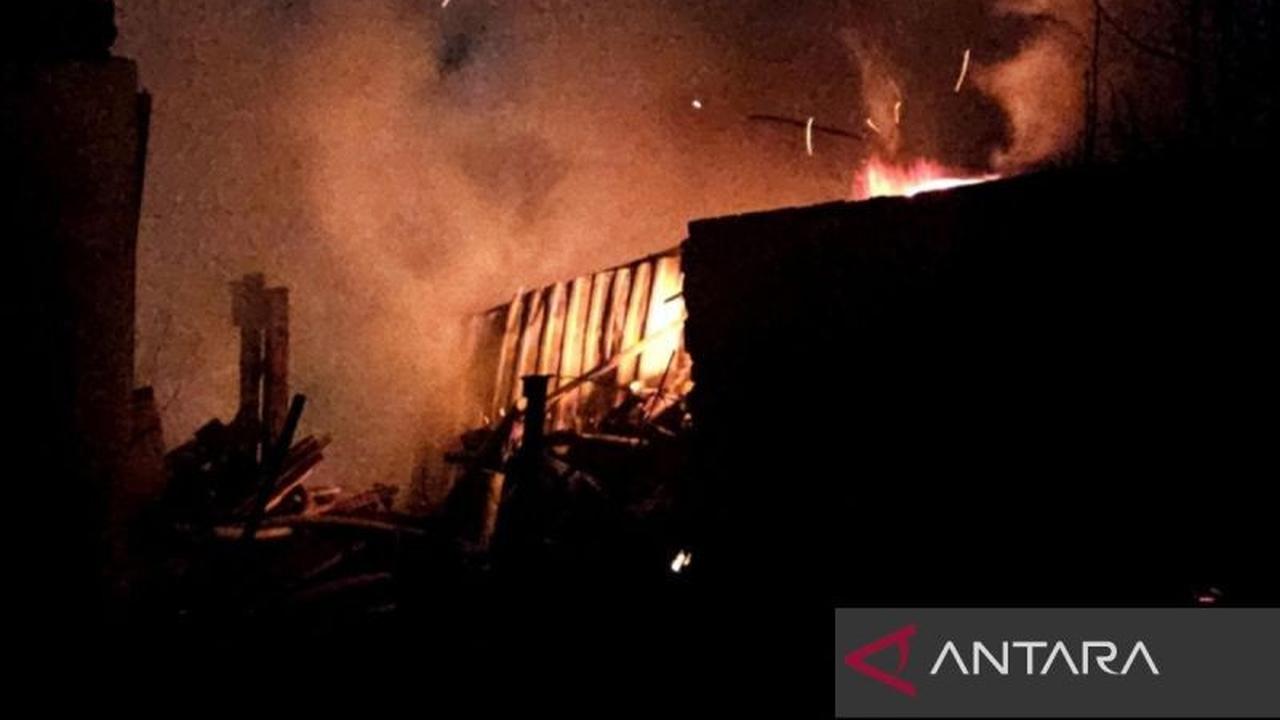 Kebakaran Depo Minyak Penza Rusia Berlanjut, 150 Personel Berjuang Padamkan Api