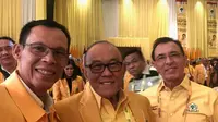 Ketua DPD Kabupaten Bogor Ade Ruhandi (kiri) bersama Aburizal Bakrie. (Yusron/Liputan6.com)