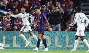 Penyerang Real Madrid Prancis #10 Kylian Mbappe (kiri) merayakan gol pertama timnya selama pertandingan liga Spanyol antara FC Barcelona dan Real Madrid CF di Stadion Camp Nou di Barcelona pada 26 Oktober 2026. (Josep LAGO/AFP)