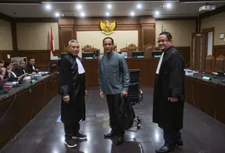 Untuk diketahui, sebelumnya, sidang dakwaan terhadap mantan Menteri Pendidikan, Kebudayaan, Riset, dan Teknologi (Mendikbudristek) ini, dua kali tertunda. Tampak dalam foto, mantan Menteri Pendidikan, Kebudayaan, Riset, dan Teknologi (Mendikbudristek) Nadiem Anwar Makarim (tengah) sesaat sebelum dimulainya sidang kasus dugaan tindak pidana korupsi (Tipikor) terkait program digitalisasi pendidikan berupa pengadaan laptop Chromebook dan Chrome Device Management (CDM) di lingkungan Kemendikbudristek tahun 2019–2022 di Pengadilan Tipikor, Jakarta, Senin (5/1/2026). (merdeka.com/Arie Basuki)