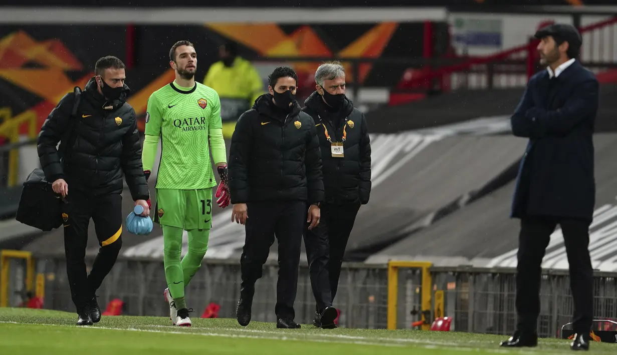 Salah satu pemicu kekalahan telak 2-6 AS Roma dari Manchester United, Kamis (29/4/2021) menurut manajer tim Paulo Fonseca adalah karena timnya tidak memiliki jatah pergantian pemain di babak kedua. Jatah mereka habis karena 3 pemain harus diganti di babak pertama. (AP/Jon Super)