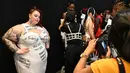 Tess Holliday, model dan aktivis bertubuh gemuk, bersiap di belakang panggung untuk show Chromat selama New York Fashion Week 2019 pada 7 September 2019. Model berbobot tubuh 137 kg tersebut tampil percaya diri mengenakan gaun panjang putih. (Astrid Stawiarz/Getty Images for TRESemme/AFP)
