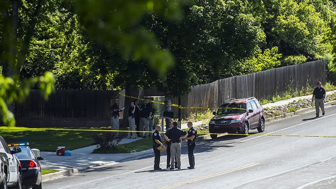 Polisi berjaga-jaga di lokasi penembakan di Sandy, wilayah pinggiran Salt Lake City, Utah, Amerika Serikat 