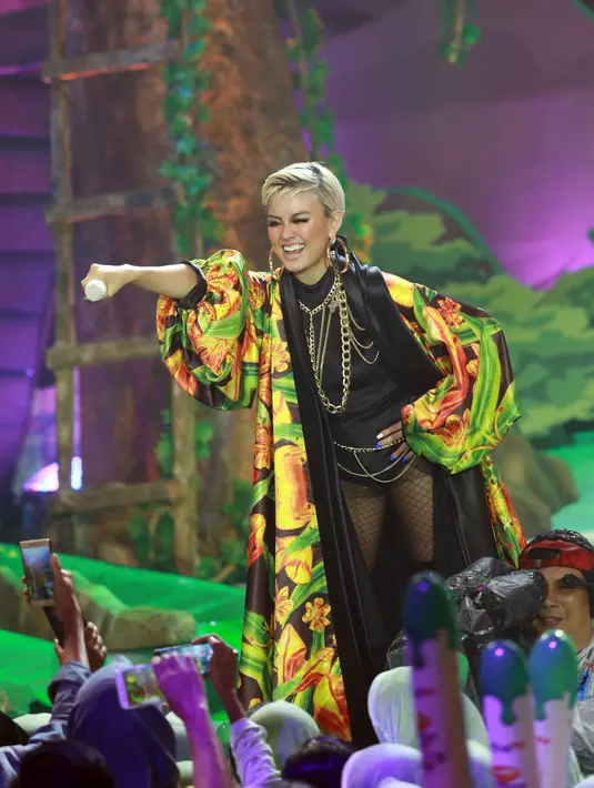 Agnes mengungkapkan alasannya kenapa hingga kini belum membuat konser tunggal. Selain tidak mau hanya sekedar membuat konser, ia mengaku dirinya perfeksionis. Dan yang paling penting ada standar khusus baginya. (Nurwahyunan/Bintang.com)