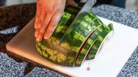How to cut watermelon into wedges, cubes, and balls. (Photo pvproductions/Freepik)