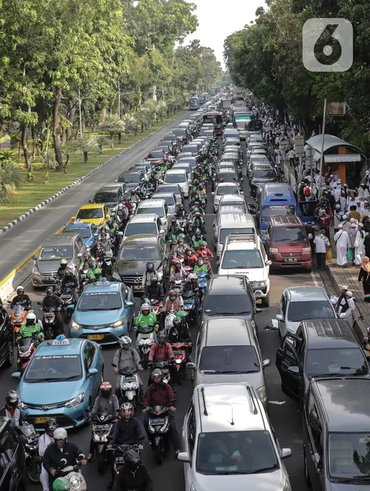Kendaraan terjebak kemacetan di kawasan Jalan Thamrin dan Merdeka Barat, Jakarta, Senin (2/12/2019). Sejumlah ruas jalan di Jakarta mengalami kemacetan parah akibat aksi reuni 212 di kawasan Monas. (Liputan6.com/Faizal Fanani)