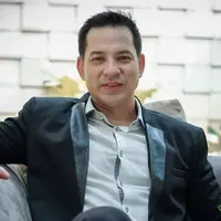 Mungkin tak banyak yang menyangka jika artis yang satu ini sudah berusia kepala 5, lebih tepatnya 51 tahun. (Instagram @ariwibowo_official)
