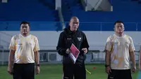 Pelatih Timnas Indonesia U-16 Nova Arianto (tengah) bakal memimpin anak-anak asuhnya membidik gelar ketiga dalam ajang Piala AFF U-16 2024 yang dijadwalkan berlangsung di Solo mulai 21 Juni hingga 4 Juli mendatang. (Dok. PSSI)