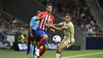 Bek Atletico Madrid #03 Cesar Azpilicueta bersaing dengan penyerang Granada #11 Myrto Uzuni pada pekan pertama Liga Spanyol 2023-2024 di Estadio Wanda Metropolitano pada Selasa (15/8/2023) dini hari WIB. (Photo by JAVIER SORIANO / AFP)