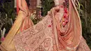 Jelang hari pernikahannya, Radhika Merchant tampil menawan dalam balutan lehenga multiwarna. [@taruntahiliani]