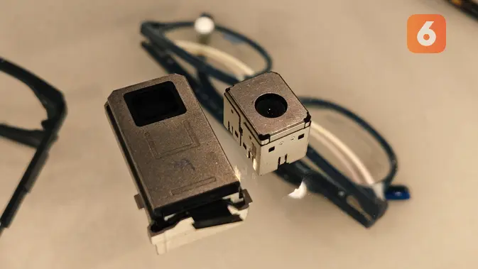 <p>Perbandingan modul kamera utama Vivo X100 Series (kiri) dengan modul kamera Nokia (kanan). Keduanya hasil kolaborasi dengan Zeiss. Liputan6.com/Iskandar</p>