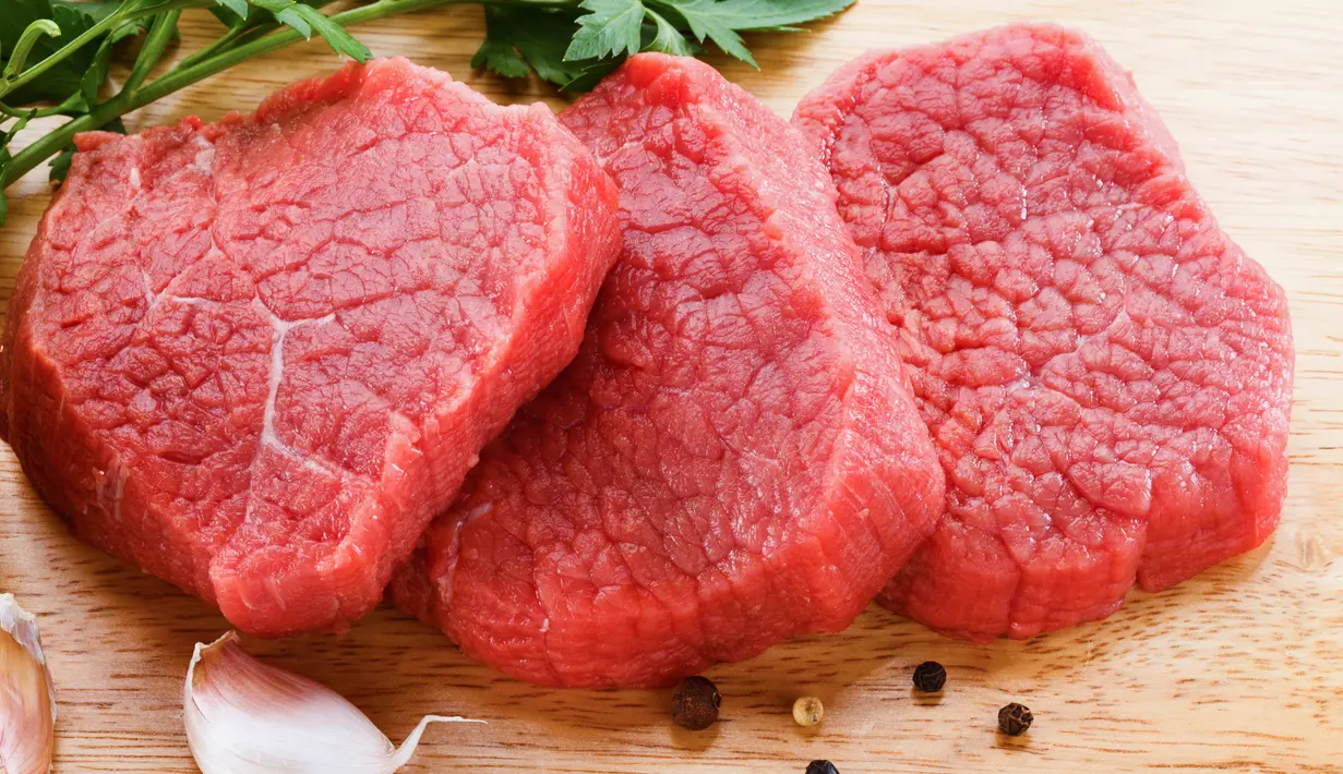 Daging merah sulit dicerna dan sering terjebak di saluran pencernaan. Saat daging ini tak tercerna maka racun-racun pada tubuh akan dilepaskan lewat kulit dalam bentuk keringat. Keringat inilah yang akan memicu bau badan. (Istimewa)