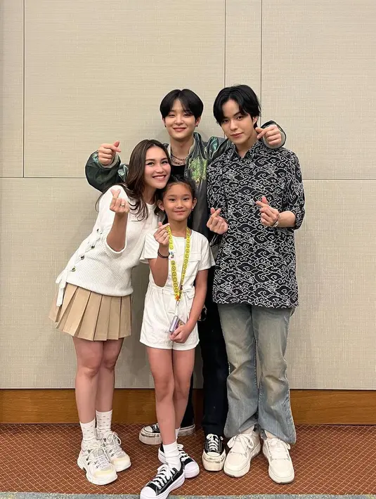 Sedangkan Bilqis tampil dengan jumpsuit pendek berwarna putih, kaus kaki putih, dan sepatu Converse. [Foto: Instagram/ayutingting92]