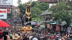 Ribuan orang berkerumun mengikuti prosesi ngaben Anak Agung Niang Agung di Bali, Indonesia, Jumat (2/3). Ngaben ini disebut melibatkan sekitar 4.500 warga dari 12 desa adat di kawasan Ubud dan disaksikan ribuan wisatawan. (AP Photo/Firdia Lisnawati)