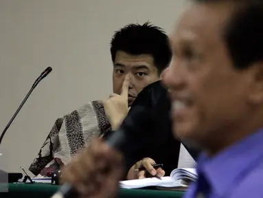 Andrew Hidayat memperhatikan keterangan Mantan Bupati Tanah Laut Adriansyah saat sidang lanjutan di Pengadilan Tipikor, Jakarta, Kamis (30/7/2015). Sidang juga menghadirkan Bupati Tanah Laut Kalsel, Bambang Alamsyah. (Liputan6.com/Yoppy Renato)
