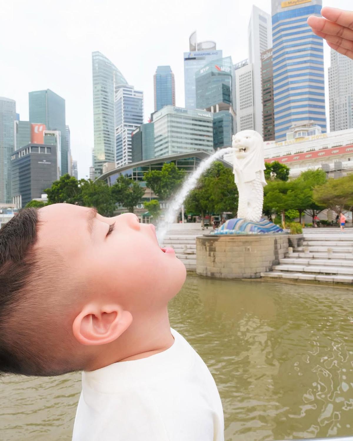 Potret Rayyanza Berpose Lucu di Depan Patung Merlion, Netizen: Wudhu Aja Nyampe Singapore