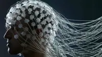 EEG Monitor untuk merekam fluktuasi tegangan dalam neuron otak (psychologytoday.com)