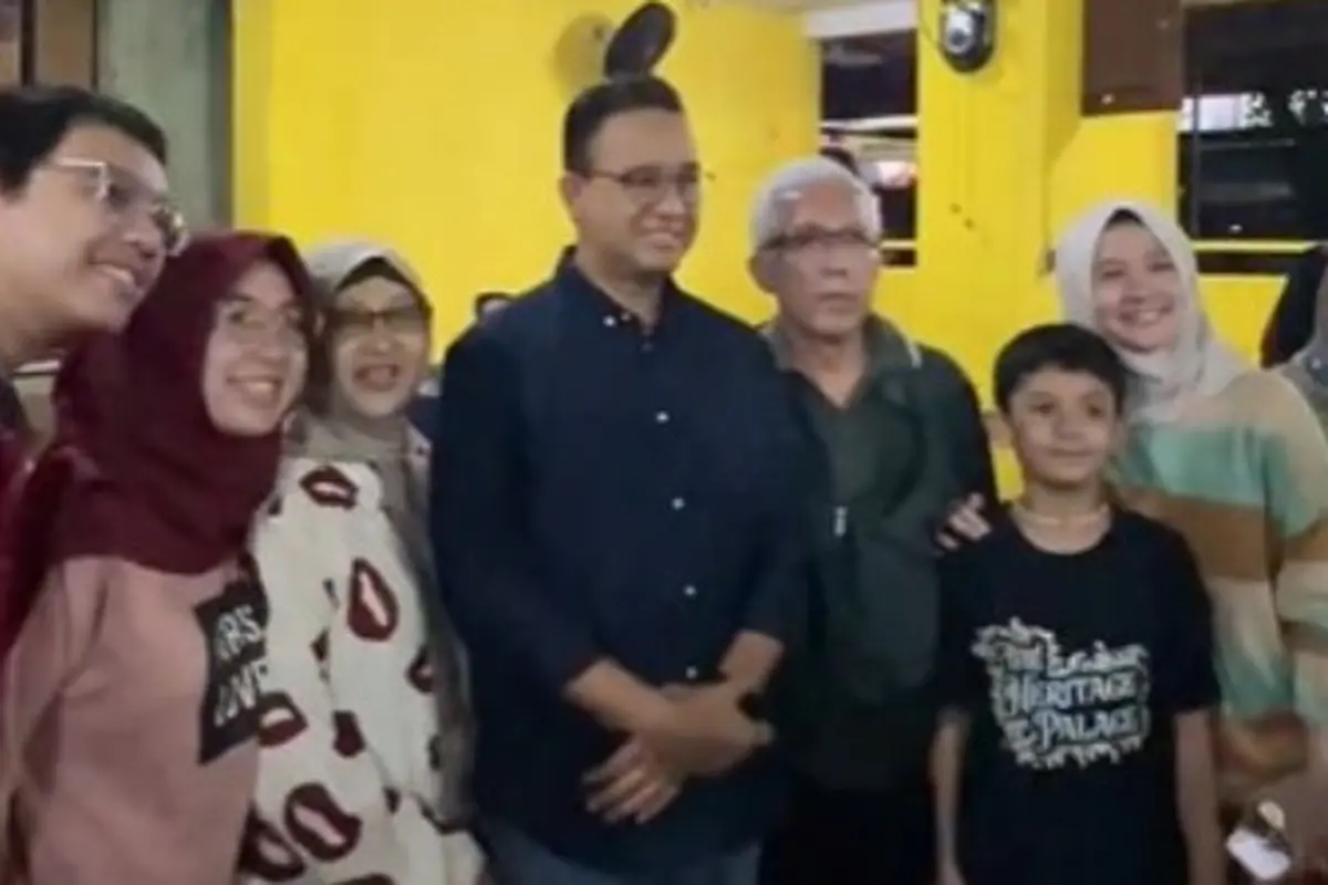 Rayakan Malam Tahun Baru di Jogja, Anies Baswedan dan Keluarga Bernostalgia di Warung Lesehan Malioboro.  foto: Twitter @aniesbaswedan