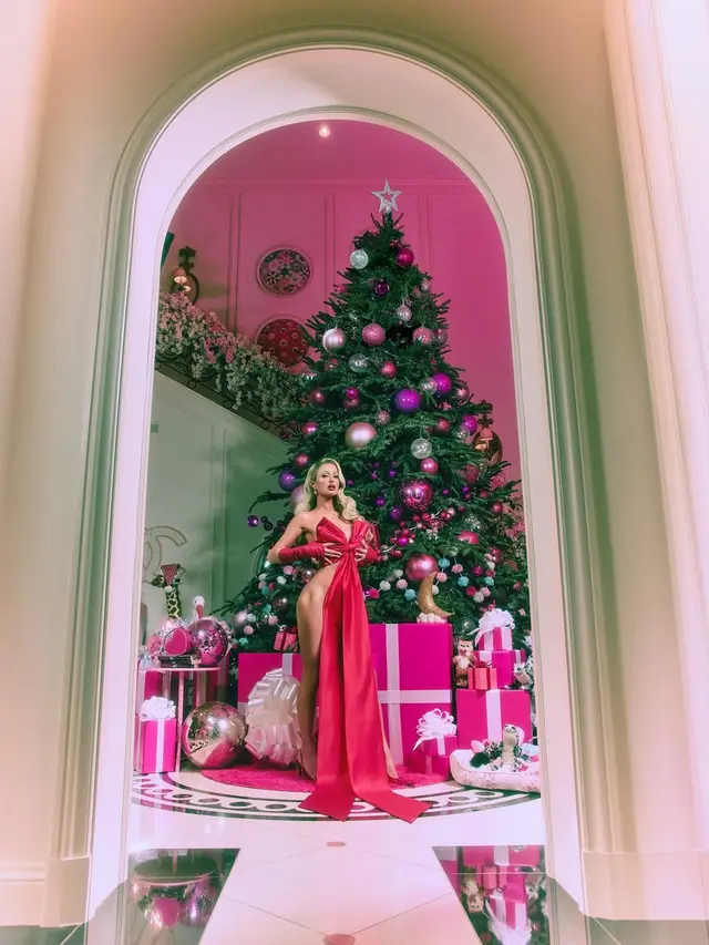 7 Pesona Gaya Artis Dunia Rayakan Natal 2024, Lisa BLACKPINK, Kendall Jenner, hingga Paris Hilton