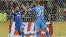 Pemain Napoli, Lorenzo Insigne (kiri) merayakan golnya ke gawang Nice pada leg kedua kualifikasi Liga Champions di Stadion Allianz Riviera, Nice (22/8/2017). Napoli menang agregat 4-0. (AP/Claude Paris)