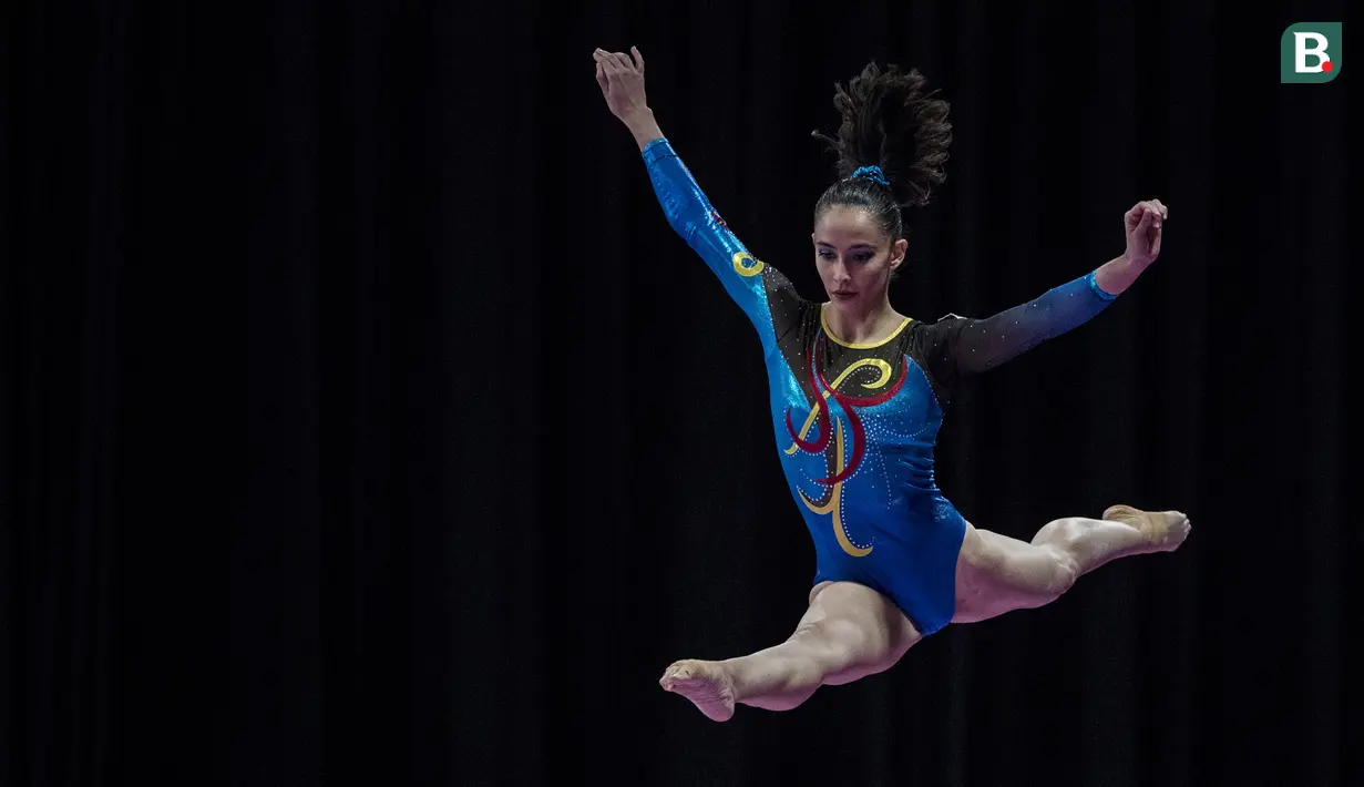 Pesenam Malaysia, Farah Ann, saat tampil pada Asian Games XVIII cabang senam di JiExpo Kemayoran, Jakarta, Rabu (22/8/2018). Selain cantik, dirinya merupakan salah satu pesenam putri terbaik Malaysia. (Bola.com/Vitalis Yogi Trisna)