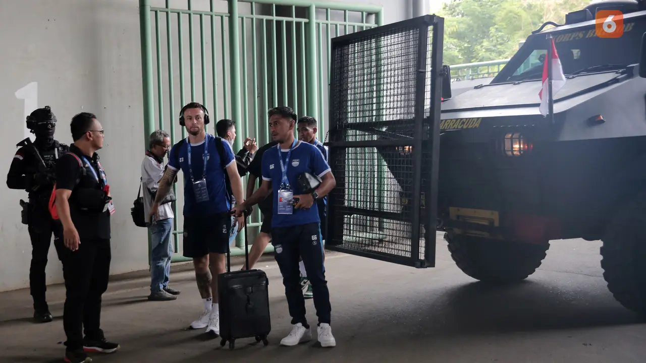 Foto: Penampakan Skuad Persib Bandung saat Tiba di Stadion Patriot Candrabhaga Menggunakan Barracuda Jelang Bentrok Kontra Persija