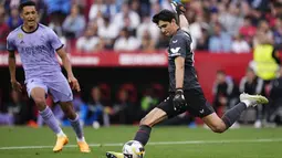 Kedua gol Real Madrid diborong Rodrygo yang tampil mengesankan di lini serang Madrid. Sedangkan, Sevilla mendapat gol dari aksi Rafa Mir. (AP Photo/Jose Breton)