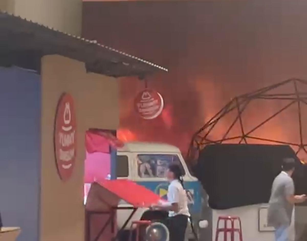 Mal Nipah Makassar terbakar. (merdeka.com/istimewa).