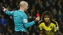 Pemain Watford, Nathan Ake mendapat kartu merah dari wasit, Anthony Taylor pada lanjutan Liga Premier Inggris di Stadion Vacarage Road, Inggris, Selasa (29/12/2015) dini hari WIB. Spurs menang 2-1. (Reuters/Eddie Keogh)