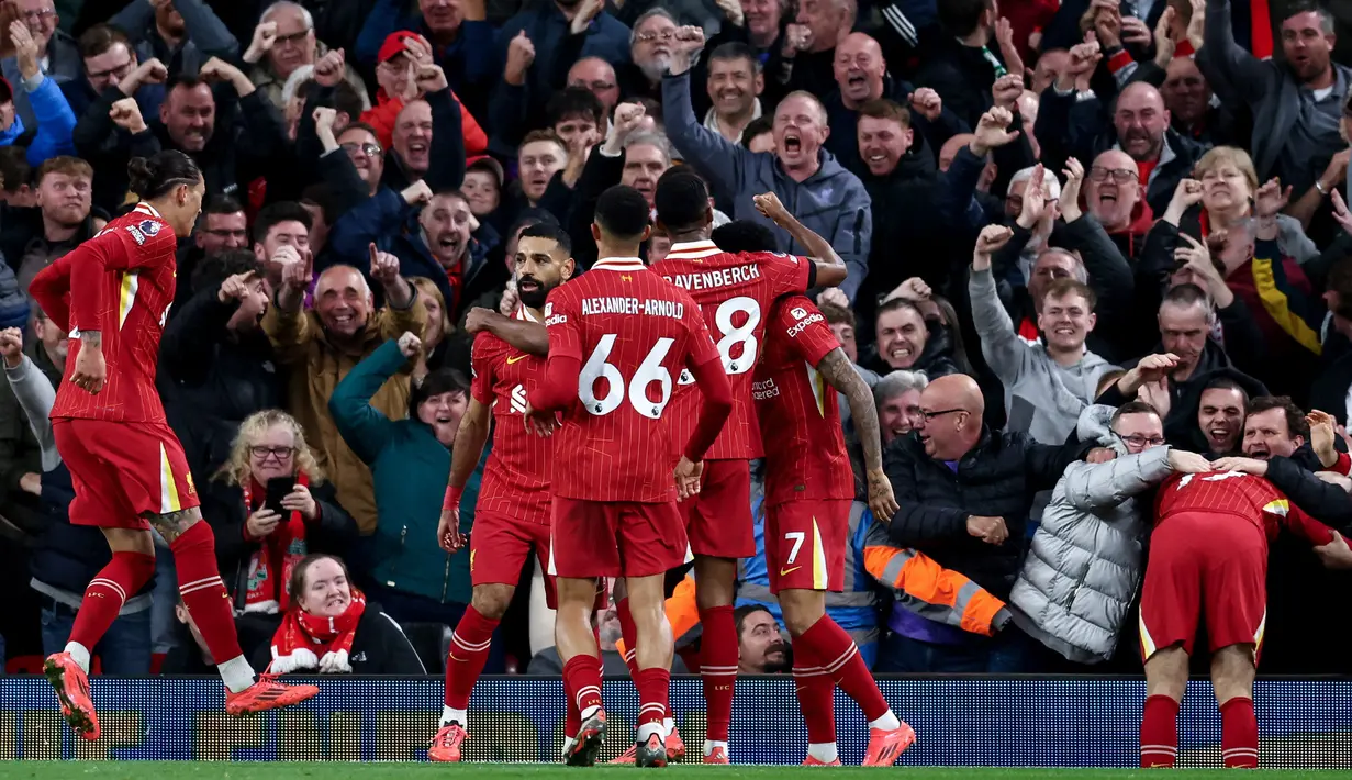 Para pemain Liverpool merayakan gol yang dicetak oleh Mohamed Salah ke gawang Brighton & Hove Albion pada laga pekan ke-10 Liga Inggris di Stadion Anfield, Sabtu (2/11/2024). (AFP/Darren Staples)