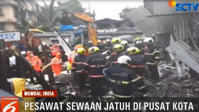 Pesawat jatuh saat coba mendarat di Mumbai. Dua pilot dan dua teknisi yang ada di dalam pesaawat dikabarkan tewas.