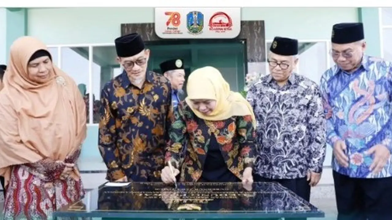 Khofifah Indar Parawansa meresmikan gedung Planetarium dan Observatorium Astronomi Karangasem Lamongan (Poskal) di Desa Sendang Agung, Paciran,  Lamongan, Jumat (20/10/2023). (Istimewa)