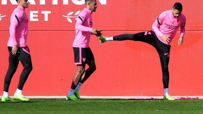 Para pemain Sevilla melakukan pemanasan selama sesi latihan tim di tempat latihan Ciudad Deportiva Jose Ramon Cisneros Palacios,  Spanyol (16/2/2021). Kekuatan kedua tim yang nampak seimbang akan membuat pertandingan kali ini terasa sengit untuk dinikmati. (AFP/Cristina Quicler)