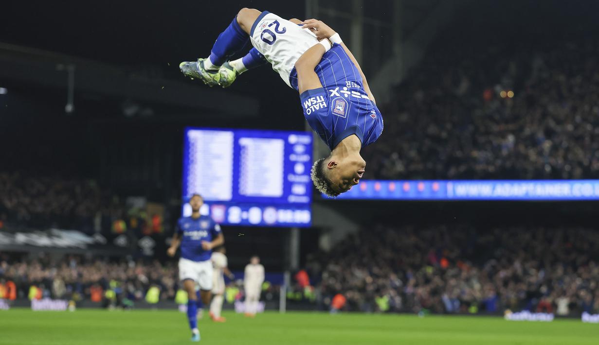 Pemain Ipswich Town, Omari Hutchinson melakukan selebrasi dengan cara bersalto setelah mencetak gol ke gawang Chelsea pada laga lanjutan Liga Inggris 2024/2025 yang berlangsung di Portman Road, Ipswich, Inggris, Selasa (31/12/2024) dini hari WIB. (AP Photo/Richard Pelham)