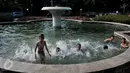 Keseruan sejumlah anak saat berenang di kolam air mancur di kawasan Jalan Diponogoro, Jakarta, Jumat (31/7/2015). Minimnya lahan bermain di Ibukota, membuat mereka memanfaatkan kolam air mancur sebagai tempat berenang. (Liputan6/Johan Tallo)