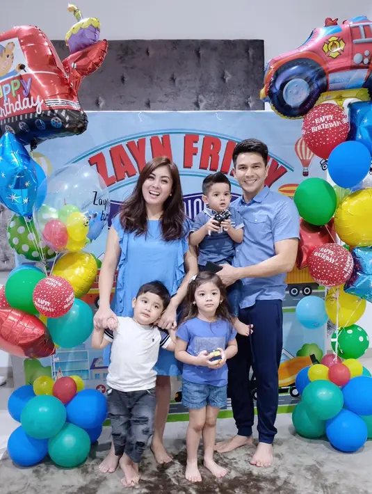 "Happy Bday my ade Zayn! Udah gede cepet gede makin pinter makin doyan ngomong.. sehat dan panjang umur yes Boy! “abear apyuuu”😘," tulis pria biasa disapa Ijonk itu. (Instagram/dhenafrizzy)