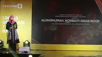 Siti Rahmawati, mewakili almarhumah Norbaiti Isran Noor menerima Anugerah Inspiratif Liputan6.com dalam acara Festival 6, Lintas Generasi Tanpa Batas di The Dome Senayan Park, Sabtu (8/7/2023). (Liputan6.com/Angga Yuniar)