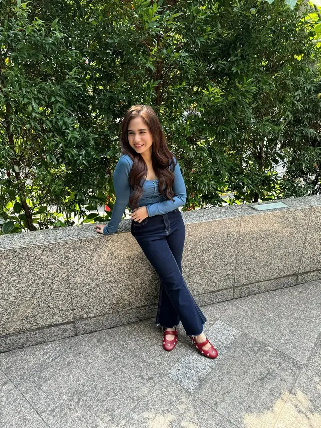 Inspirasi Padu Padan Sepatu Mary Jane Merah ala Amanda Rawles dan Tissa Biani