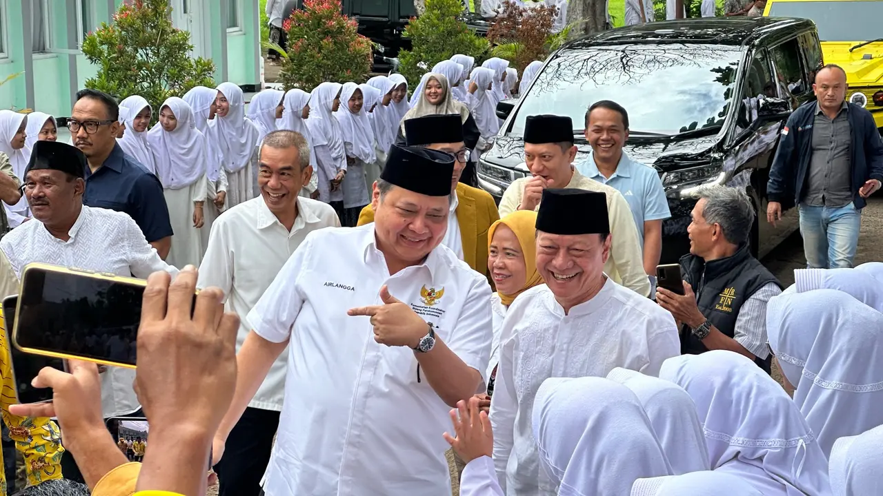 Ketua Umum (Ketum) Partai Golkar Airlangga Hartarto mengunjungi Pondok Pesantren (Ponpes) Al Falah Nagreg, Bandung, Jawa Barat.