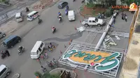 [GALERI FOTO] Papan Reklame Raksasa Roboh di Ciputat