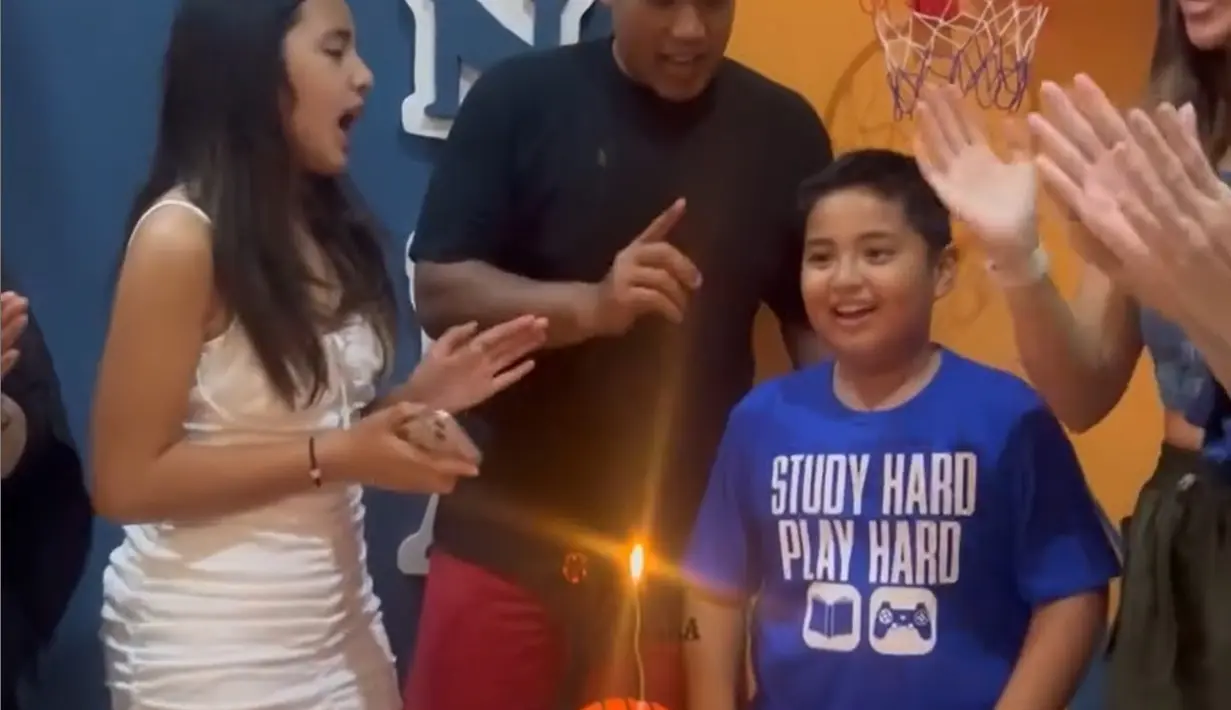 Mikha yang berusia 11 tahun itu mengenakan dress tanktop putih dan membuatnya makin terlihat dewasa. [Instagram/ramadhaniabakrie]