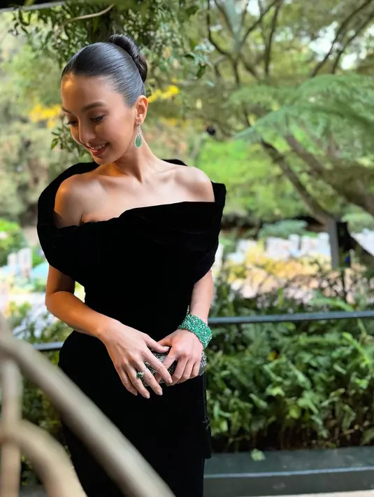 Di kondangan lainnya, Raline Shah terlihat glamor dengan busana rancangan desainer Stella Rissa [@ralineshah]