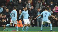 Pemain Manchester City, Sergio Aguero merayakan gol ke gawang Bristol City pada leg pertama semifinal Piala Liga Inggris di Stadion Etihad, Selasa (9/1). Tertinggal lebih dulu, City akhirnya menang 2-1 berkat gol Aguero di injury time. (Oli SCARFF / AFP)