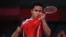 Pebulu tangkis Indonesia, Anthony Ginting melawan wakil Jepang, Kanta Tsuneyama pada babak 16 besar nomor tunggal putra Olimpiade Tokyo 2020. Ginting lebih diunggulkan lewat peringkatnya, namun Tsuneyama tercatat mengantongi kemenangan di pertemuan terakhir mereka. (Foto: Dok. NOC Indonesia)