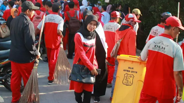 Sambut Festival Pasar Ikan, Warga Banyuwangi Kompak Bersih-bersih Kampung Nelayan