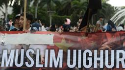 Massa menggelar aksi solidaritas untuk muslim Uighur pada kegiatan Car Free Day di kawasan Bundaraan HI, Jakarta, Minggu (23/12). Dalam aksinya, mereka meminta pemerintah Indonesia bersikap tegas atas peristiwa tersebut. (Merdeka.com/Iqbal S. Nugroho)