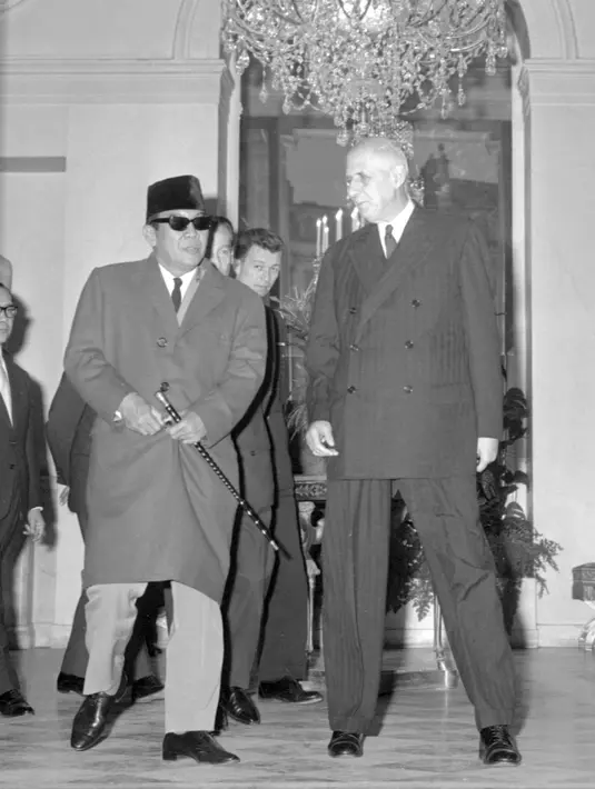 Presiden Republik Indonesia Achmed Sukarno ketika diterima Presiden Prancis de Gaulle di Istana ElysÈe di Paris,  20 Oktober 1964. (AFP PHOTO)